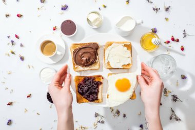 beyaz lezzetli tost ile plaka tutan elinde dövme ile kadın kırpılmış görünümü 