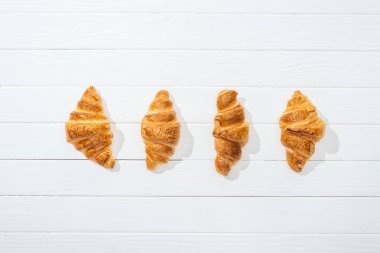 beyaz yüzeyüzerinde tatlı ve lezzetli kruvasan düz yatıyordu 