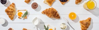 beyaz kızarmış yumurta ile lezzetli tost yakın tatlı kruvasan panoramik atış 