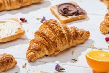 beyaz çikolata krema ile tost yakın kruvasan seçici odak 
