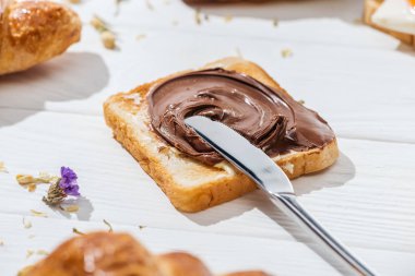 beyaz çikolata krema ve bıçak ile tost seçici odak 