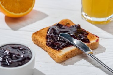 bıçak ve beyaz turuncu yarısı yakın reçel ile tost seçici odak 