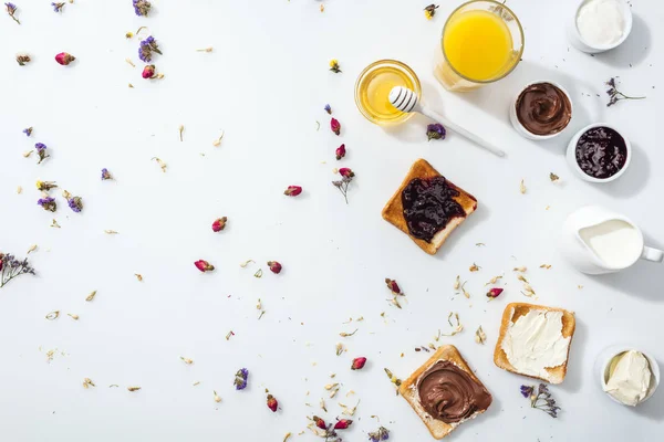 Vista Superior Las Tostadas Sabrosas Con Mermelada Crema Chocolate Queso — Foto de Stock