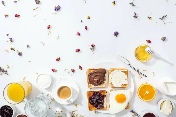 美味的早餐的顶视图 烤面包和果酱附近的水杯和橙汁的白色 — 图库照片