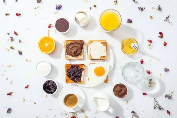 Nejlepší Pohled Chutné Toasty Marmeládou Smetanovým Sýrem Čokoládovou Smetanou Kamarádem — Stock fotografie
