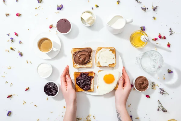 Vista Recortada Mujer Con Tatuaje Mano Placa Celebración Con Desayuno — Foto de Stock