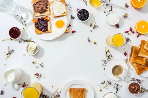 Вид Сверху Тарелки Вкусным Завтраком Рядом Напитками Апельсинами Белом — стоковое фото