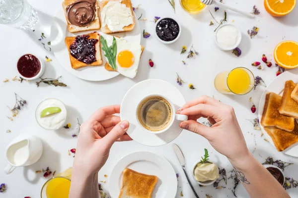 Beyaz Kahvaltı Yakınında Tabak Espresso Fincan Tutan Elinde Dövme Ile — Stok fotoğraf