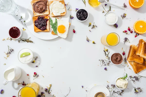 Top Uitzicht Plaat Met Smakelijke Toast Buurt Van Drankjes Kommen — Stockfoto