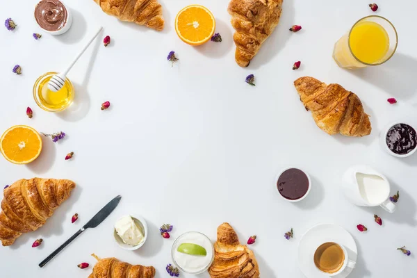 Felülnézet Croissant Közelében Tálak Lekvár Méz Narancs Szárított Virágok Fehér — Stock Fotó
