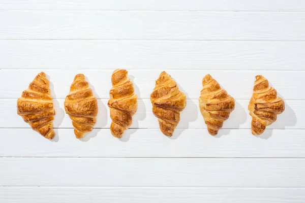 Fehér Felületen Édes Ízletes Friss Croissant Ból Álló Lapos Feküdt — Stock Fotó