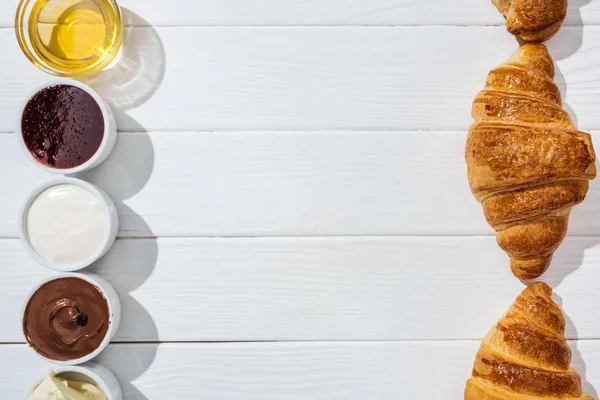 Felülnézet Croissant Közeli Tálak Krémsajttal Csokoládé Krém Tejföl Dzsem Méz — Stock Fotó