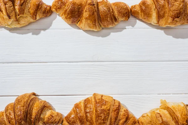Draufsicht Auf Leckere Und Süße Croissants Auf Weißer Holzoberfläche — Stockfoto