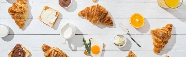 Plan Panoramique Croissants Sucrés Près Toasts Savoureux Boissons Sur Blanc — Photo