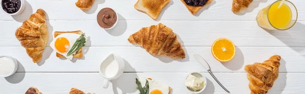 Panoráma Lövés Édes Croissant Közelében Ízletes Pirítós Sült Tojás Fehér — Stock Fotó