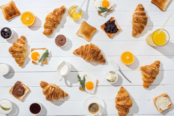 Nejlepší Pohled Sladké Croissanty Blízkosti Chutných Toastů Marmeládou Smaženými Vejci — Stock fotografie