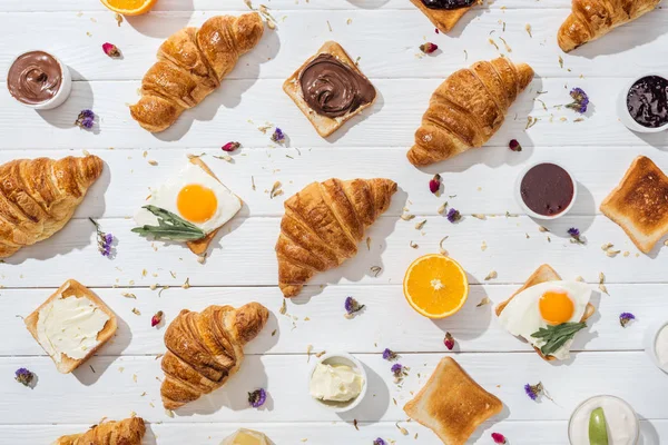 Top View Sweet Croissants Tasty Toasts Fried Eggs Dried Flowers — Stock Photo, Image