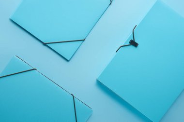 mavi izole kağıt bağlayıcılar ile minimalist arka plan