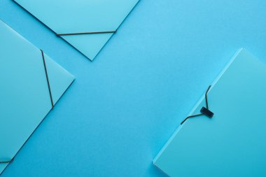 kopya alanı ile mavi yalıtılmış kağıt bağlayıcıları üst görünümü