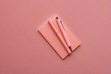 dokulu pembe kalem ve dizüstü bilgisayar ile minimalist arka plan