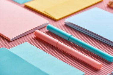 pembe renkli kalem ve dizüstü bilgisayarlar yakın