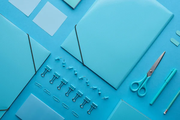 Platte Lay Van Papieren Bindmiddelen Diverse Gearrangeerd Briefpapier Geïsoleerd Blauw — Stockfoto