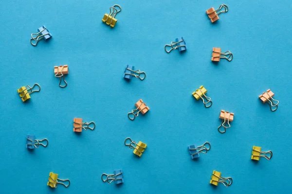 Draufsicht Auf Bunte Büroklammern Isoliert Auf Blau — Stockfoto