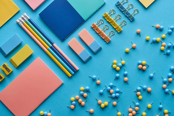 Top View Van Notebooks Diverse Kleurrijke Briefpapier Geïsoleerd Blauw — Stockfoto