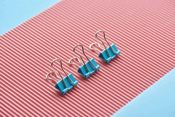 Metal Paper Clips Textured Pink Paper Isolated Blue — Stock Photo, Image