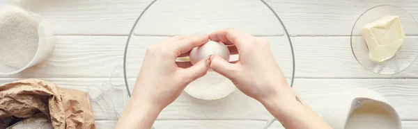 Panoramische Shot Van Vrouw Kraken Bowl Tijdens Het Koken Tafel — Stockfoto