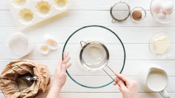 Partiell Syn Kvinnan Siktning Mjöl Skål Bord Med Ingredienser — Stockfoto