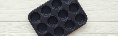 beyaz ahşap masa üzerinde metal muffin tepsipanoramik çekim