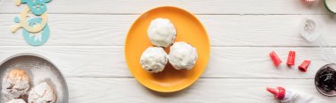beyaz ahşap masa üzerinde lezzetli cupcakes ve pişirme araçları panoramik çekim