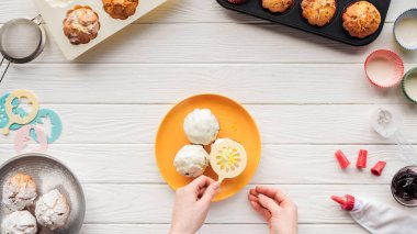 Pişirme araçları ile masada şablon ile kadın dekorasyon cupcakes Kırpılmış