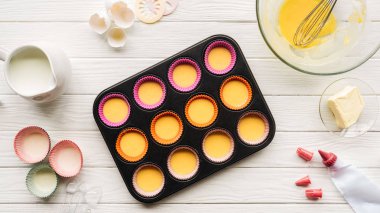 masada sıvı hamur ve malzemeler ile muffin kalıp üst görünümü