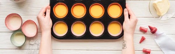 Colpo Panoramico Donna Che Tiene Muffin Stampo Con Pasta Liquida — Foto Stock