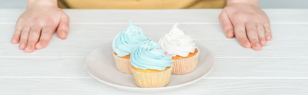 Tiro Panorâmico Mulher Perto Placa Com Deliciosos Cupcakes Mesa Branca — Fotografia de Stock