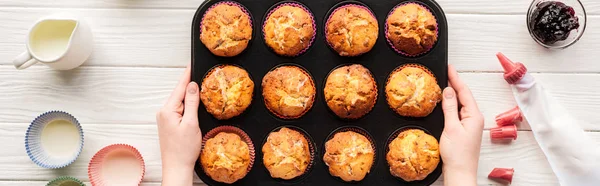 Plan Panoramique Femme Tenant Une Casserole Muffins Sur Table Avec — Photo