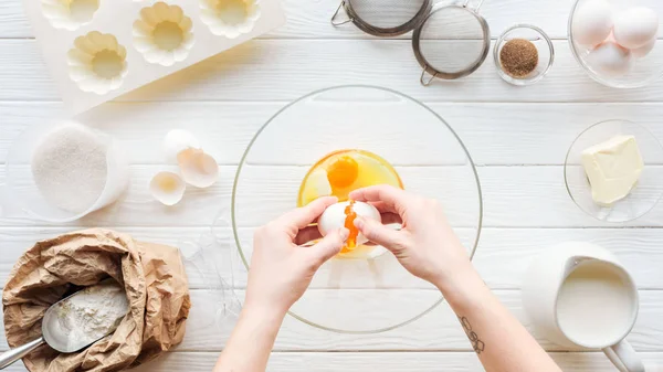 Bijgesneden Beeld Van Vrouw Kraken Bowl Tijdens Het Koken Tafel — Stockfoto