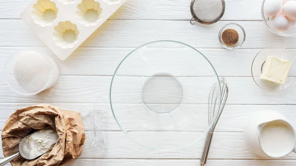 Draufsicht Auf Schüssel Zutaten Und Küchenutensilien Auf Dem Tisch — Stockfoto