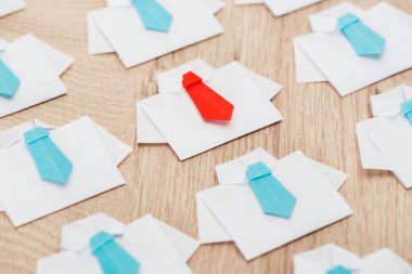 ahşap masa üzerinde bir kırmızı ile mavi kravatlı origami beyaz gömlek