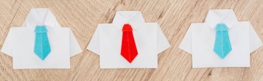 ahşap arka plan üzerinde bir kırmızı ile mavi kravatlı origami beyaz gömlek panoramik çekim