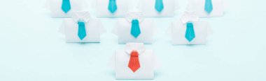 mavi arka plan, liderlik kavramı bir kırmızı ile mavi kravatlı origami beyaz gömlek panoramik çekim