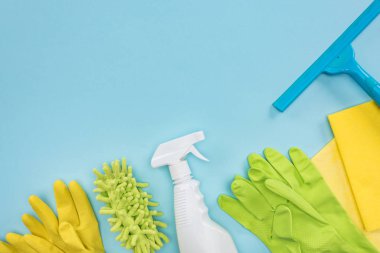 kopyalama alanı ile mavi arka plan üzerinde temizlik malzemeleri üst görünümü 