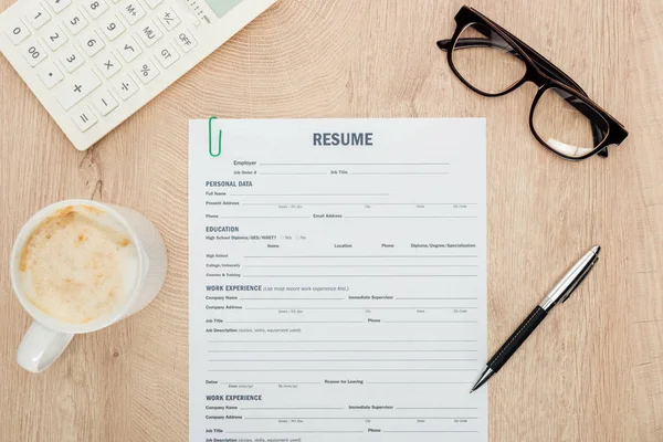 Draufsicht Auf Brille Stift Taschenrechner Tasse Cappuccino Und Lebenslauf Vorlage — Stockfoto