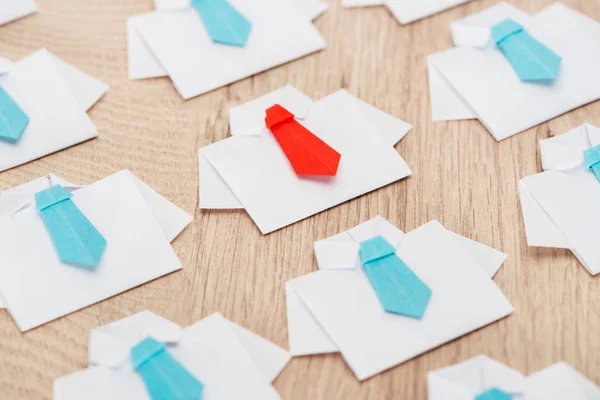 Origami Vita Skjortor Med Blå Slipsar Med Röd Träbord — Stockfoto