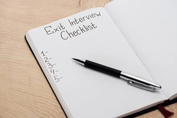 Notebook Exit Interview Checklist Lettering Numbers Wooden Table Pen — Stock Photo, Image