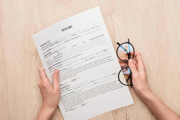 Partial View Recruiter Holding Resume Template Glasses Wooden Table — Stock Photo, Image