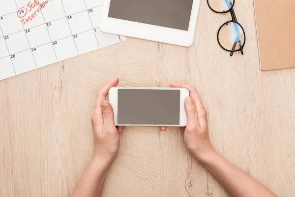 Bijgesneden Weergave Van Recruiter Holding Smartphone Met Blanco Scherm Houten — Stockfoto