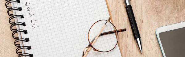 Tiro Panorâmico Notebook Com Números Superfície Madeira Com Caneta Óculos — Fotografia de Stock